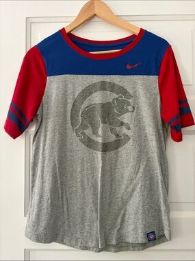 Nike Women’s Gray, Blue & Red Chicago Cubs Short-Sleeve Tee
